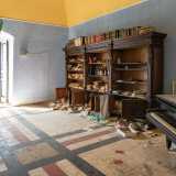 Alcuni gradini ci portano invece in un vano dove �riposa� un pianoforte a coda...
